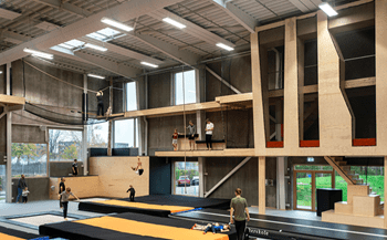 Børn og voksne i bevægelseshallen i Aarhus